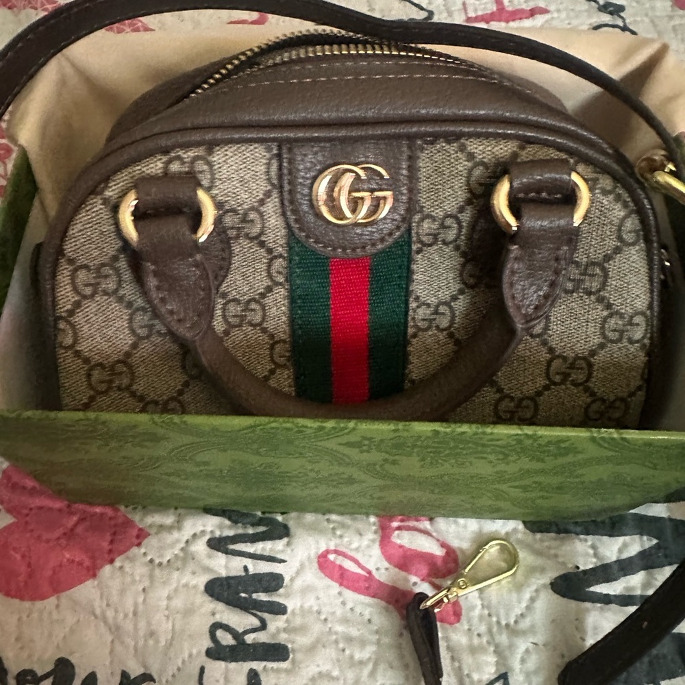 Beautiful bag crossbody NOT AUTHENTIC - Picture 2 of 12